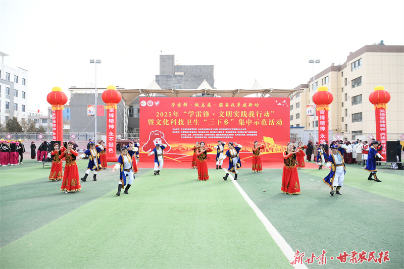 瓜州县组织开展“学雷锋”暨文化科技卫生“三下乡”集中宣传活动.jpg