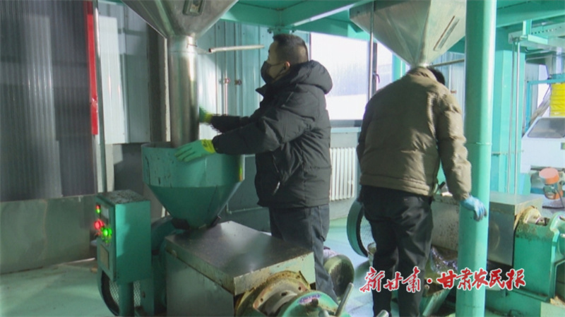 华亭市产投集团工人正在忙碌生产.jpg