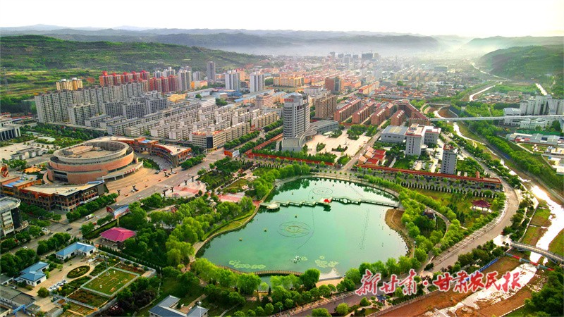 华亭市连续两年蝉联全国新型城镇化质量百强县市（华亭城区新貌）.jpg